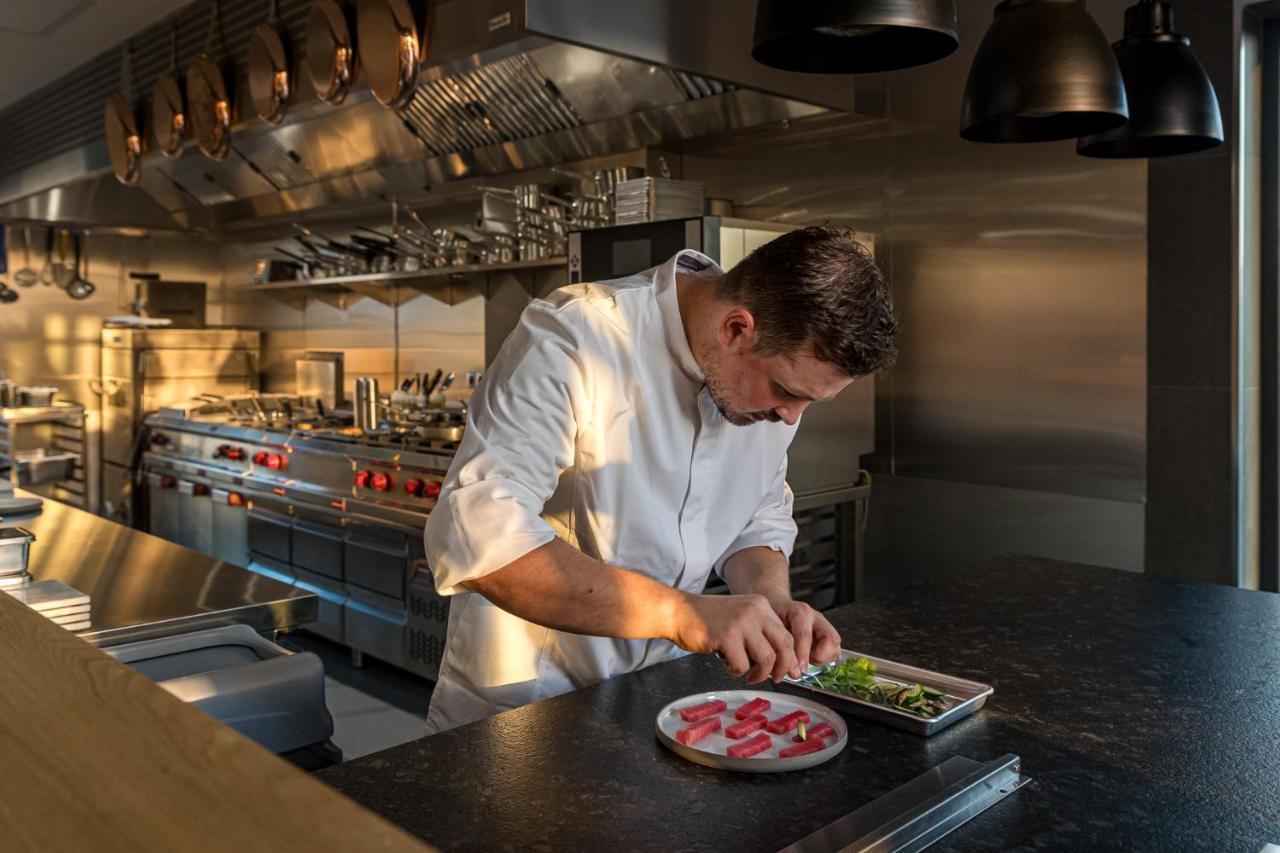 Hotel Vibre Cluj-Napoca Exterior foto Chef preparing a dish