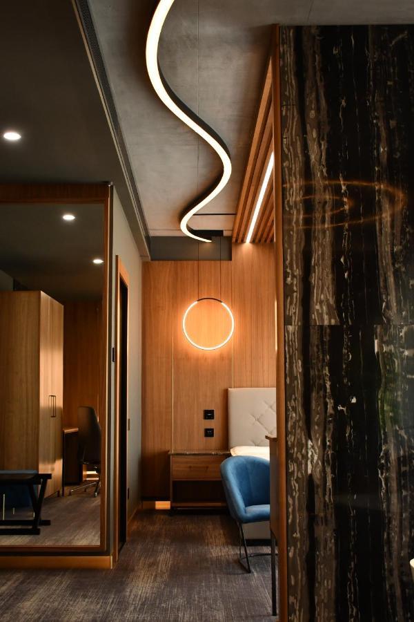 Hotel Vibre Cluj-Napoca Exterior foto A linear LED pendant light