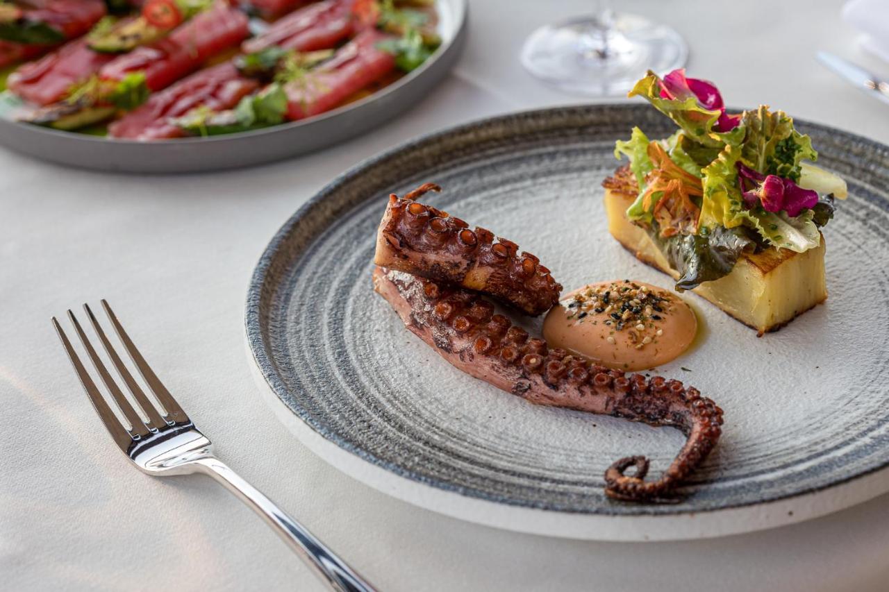 Hotel Vibre Cluj-Napoca Exterior foto Octopus prepared at the restaurant
