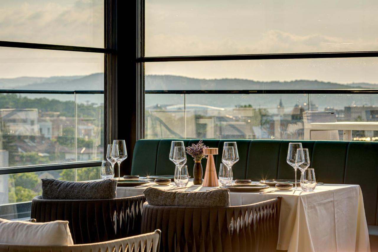Hotel Vibre Cluj-Napoca Exterior foto Restaurant Sky