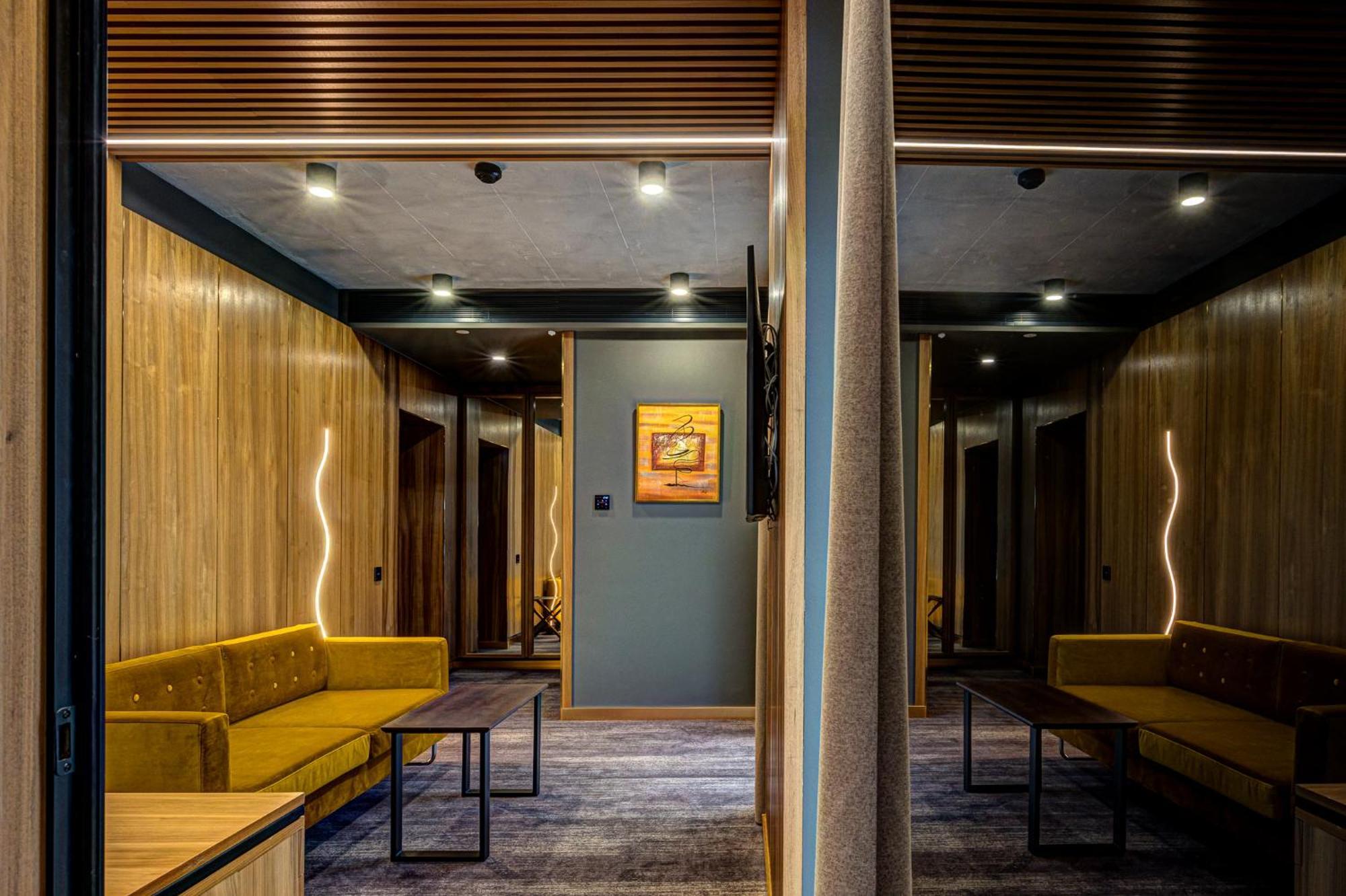 Hotel Vibre Cluj-Napoca Exterior foto The interior of the new terminal