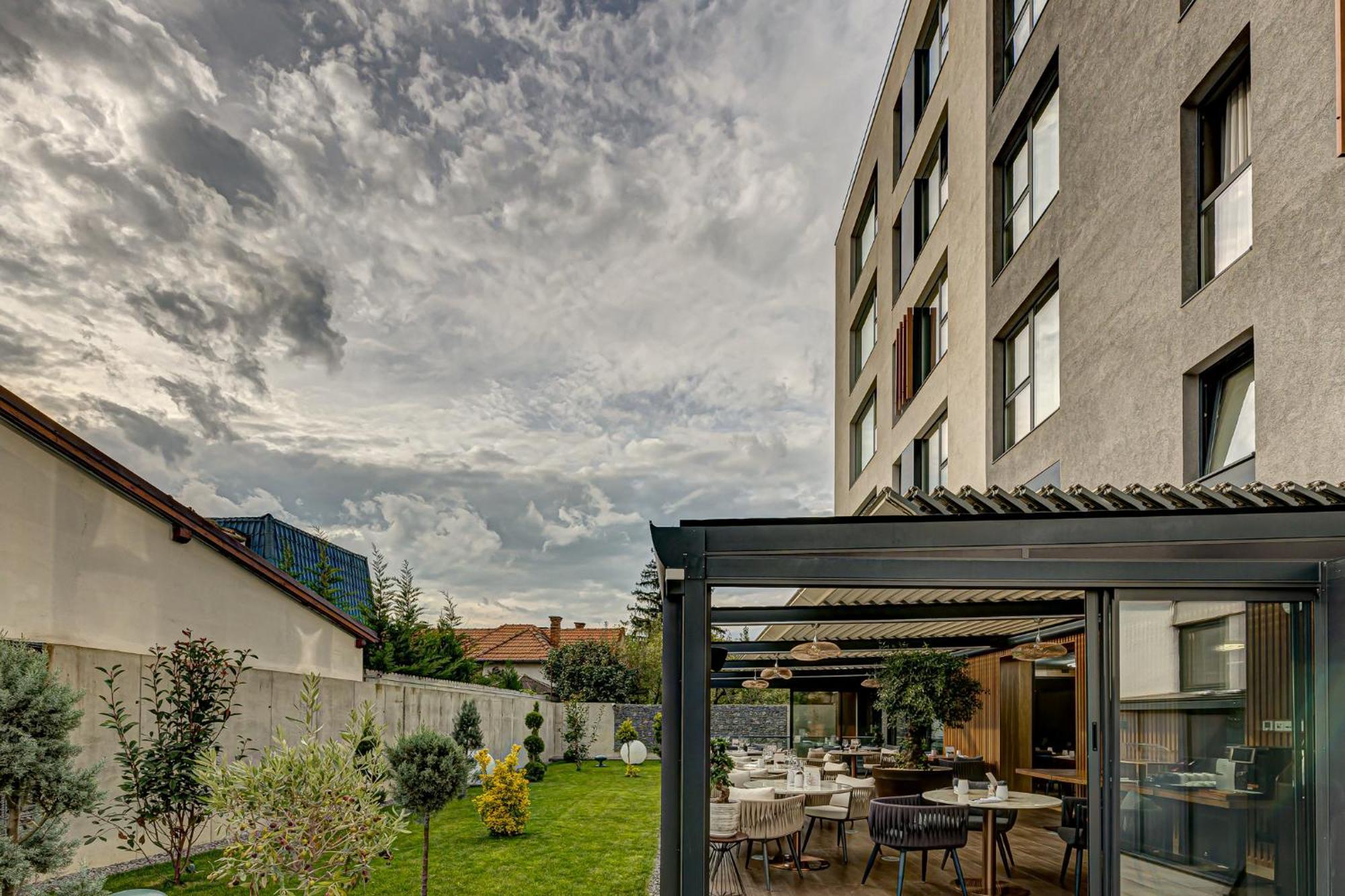 Hotel Vibre Cluj-Napoca Exterior foto The garden of the restaurant