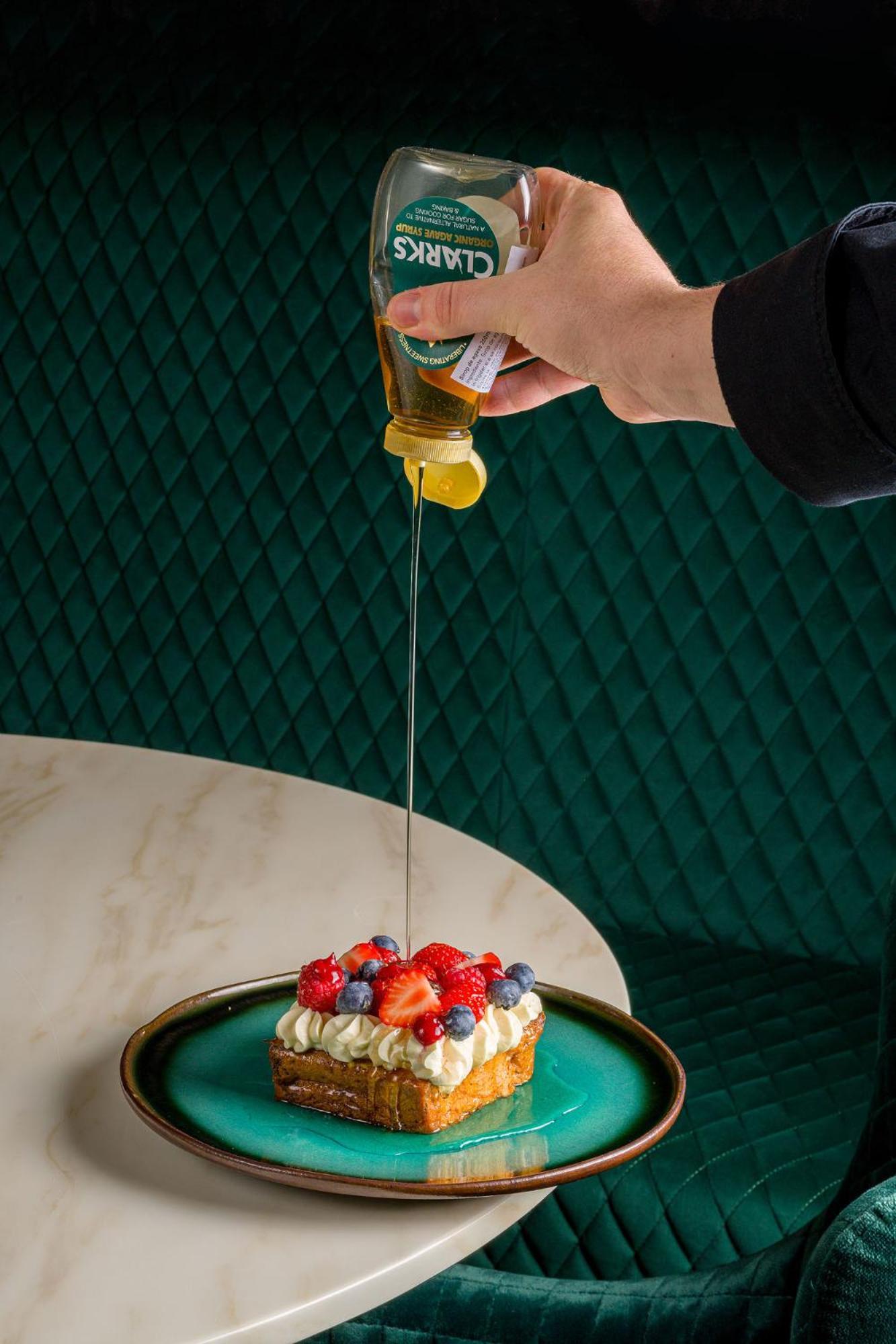 Hotel Vibre Cluj-Napoca Exterior foto Honey being drizzled onto fruit