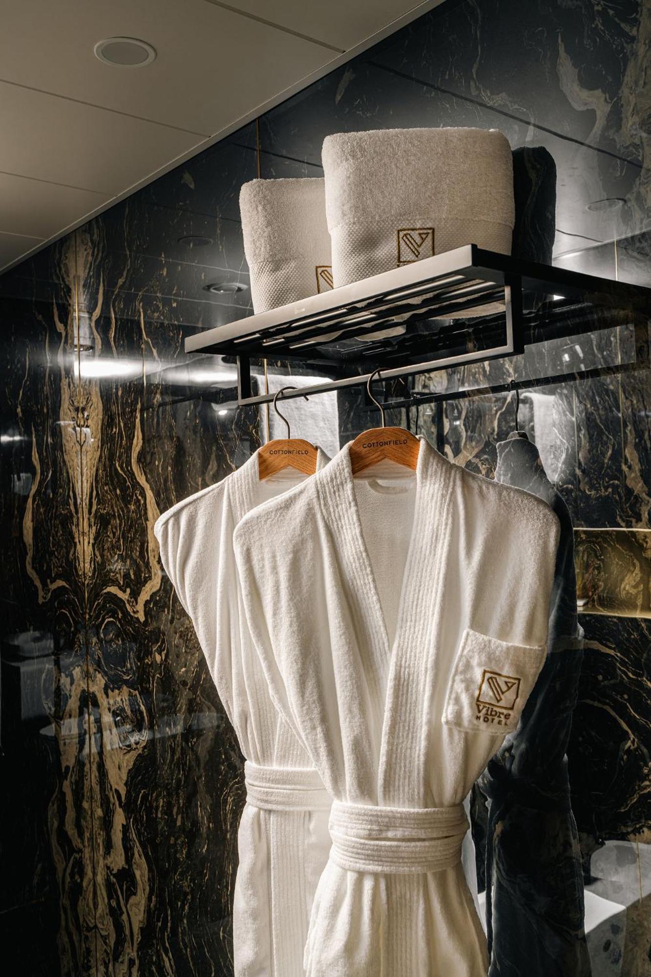 Hotel Vibre Cluj-Napoca Exterior foto A bathrobe
